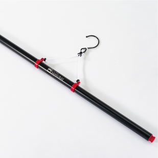 SAMURAI ITEM｜スタイリングを引き立たせる、男きものならではの和装アイテムたち。履き物からコート、バッグ類、扇子、半衿、羽織紐、足袋など、職人の技や遊び心が息づく小物を、季節に合わせてご用意しています。｜着付け小物｜きものハンガー｜男きもの専門店 銀座SAMURAI｜男の着物｜
