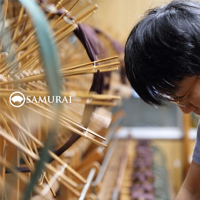 .SAMURAIをつくる人。.男きもの専門店SAMURAIは、日本和装グループの博多織メーカー「株式会社 はかた匠工芸」がメインプロダクトを担い、運営しています。.福岡にある自社工場では、熟練の職人達が700年以上受け継ぐ伝統技法を活かし、さらに進化させ、「今」の男きものを日々、創り出しています。.「人が染め、人が紡ぎ、人が織る」はかた匠工芸のこころを大切に、全国の男きもの産地の生産者の方々とも連携して、男きもの専門店SAMURAIの商品をお届けしています。#はかた匠工芸 #samurai #kimono #男着物 #男着物専門店