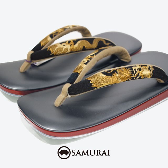 .足元に涼しい風が吹いてきたら、夏下駄からそろそろ草履に。夏の名残を楽しむような、威勢の良い履き物はいかがですか。.黒い鼻緒には、願いを叶える宝珠をつかんだ龍の金刺繍。マキの赤が効きいた勇ましい草履です。.「龍の鼻緒の草履」¥42,000（税別）#samurai #龍 #刺繍 #草履 #dragon #雪駄 #zori #和服 #着物 #男着物 #下駄 #着物男子  #kimono