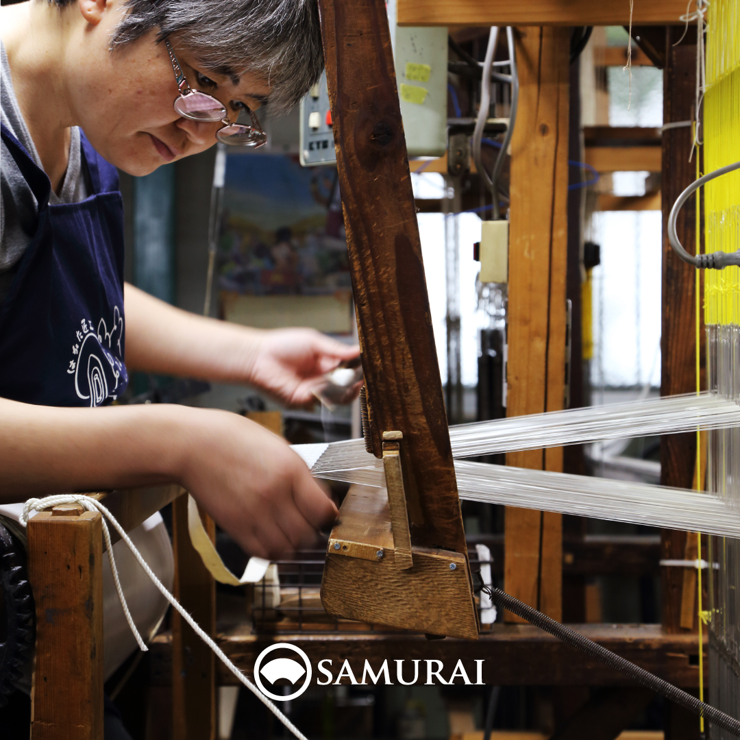 .SAMURAIをつくる人。.男きもの専門店SAMURAIは、日本和装グループの博多織メーカー「株式会社 はかた匠工芸」がメインプロダクトを担い、運営しています。.福岡にある自社工場では、熟練の職人達が700年以上受け継ぐ伝統技法を活かし、さらに進化させ、「今」の男きものを日々、創り出しています。.「人が染め、人が紡ぎ、人が織る」はかた匠工芸のこころを大切に、全国の男きもの産地の生産者の方々とも連携して、男きもの専門店SAMURAIの商品をお届けしています。#はかた匠工芸 #博多織 #samurai #kimono #男着物 #男着物専門店 #男きもの #男きもの専門店