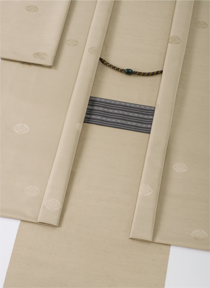 KABUTO ¥253,000（税込）<br>セット内容：きもの+羽織+帯+長襦袢+仕立て代 <br>※羽織紐は別売りになります。
