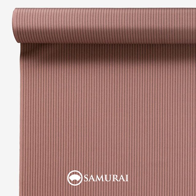 .春は曙色に縞す？.SAMURAIの人気アイテム『刀-KATANA-』は、日本の伝統色に糸を染め、30種に織られた反物から好みを選べる男きものセットです。その中から、曙色の反物（縞）をご紹介します。.曙色（あけぼのいろ）太陽が上がりはじめた朝焼けの色。新しい1日への期待や成長を願う、福々しい色です。男性の肌色に馴染むよう、明るさと落ち着きが同居するような、絶妙な色合いの縞柄に仕上げました。.---------------------『刀-KATANA-』.日本和装グループの博多織メーカーである、はかた匠工芸が独自開発した「御召 おめし」です。御召は、江戸幕府第11代将軍・徳川家斉が好んで着用した（召した）ところに由来すると言われており、色柄の組み合わせによって、洒落着から略礼装まで幅広いシーンでお召しいただける絹織物です。名前の成り立ちからして、将軍や武士に愛用されたからこそなのですね。.生地はオリジナルの壁縮緬。職人たちが数百通りもの経糸×緯糸の組み合わせを吟味し、ほどよい絹の艶とハリのある、上質な質感を生み出しました。体に合わせてもごわつかず、見る人にもきちんと整った印象を与えます。無地や柄、豊富な反物から好みを選べば、正絹の男きもの一式が、とてもお手頃にオーダーメイドでそろうセット商品です。.「刀-KATANA-」¥185,000（税別） セット内容：きもの+羽織+帯+長襦袢+胴裏+仕立て代※羽織紐は別売りになります。---------------------#samurai #御召 #katana #刀 #男着物 #男きもの #menskimono #着物男子 #きもの男子 #銀座 #東銀座 #歌舞伎 #歌舞伎座 #着物屋 #呉服屋 #呉服店 #男着物専門店 #男きもの専門店 #男きもの着付け教室 #男きもの専門店samurai