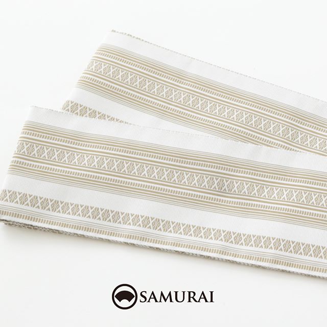 .伝統的な献上柄を爽やかな白にまとめた匠帯。『匠帯』は、SAMURAIのメインプロダクトを担う、はかた匠工芸の角帯です。.『匠帯』は、初めてきものを着る方でも、とても締めやすく「この帯だと、上手く結べるんですよね…なぜだろう（笑）」と、ご購入いただいたお客様に嬉しい感想をいただくこともございます。.とくに、たくさんの絹糸を緻密に織り上げる博多献上は、夏は絹がヒンヤリ、さっぱりとした肌触り、冬は自然な温もりで季節を問わずに締められます。白く爽やかな帯は、夏きものや浴衣にも、とてもよく映えますよ。.人が染め、人が紡ぎ、人が織る。武士の刀を支えた博多帯の技と心をはかた匠工芸の匠たちが現代のSAMURAIたちへ届けます。.「匠帯／博多献上」￥55,000（税別）COLOR：ホワイト素材：絹100%.#samurai #角帯 #博多献上 #博多帯 #はかた匠工芸 #男帯 #着物 #男着物 #きもの #夏きもの #着物男子 #浴衣