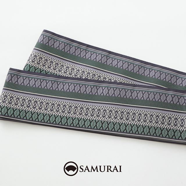 .伝統的な献上柄を色鮮やかに織り上げた匠帯。『匠帯』は、SAMURAIのメインプロダクトを担う、はかた匠工芸製・SAMURAIオリジナルの角帯です。.『匠帯』の中でも人気の博多献上は、たくさんの絹糸を緻密に織り上げるので、夏は絹のヒンヤリとした肌触り。上質な絹糸を職人が染めて、丹精込めて織り上げるので少しお高いですが、1本あれば1年中、カジュアルにもフォーマルにも大活躍します。ほどよいハリがあるので、夏きものや浴衣に締めれば、ピシッと腰が決まりますよ。.人が染め、人が紡ぎ、人が織る。武士の刀を支えた博多帯の技と心をはかた匠工芸の匠たちが現代のSAMURAIたちへ届けます。.「匠帯／博多献上」￥65,000（税別）COLOR：ブルーグリーン素材：絹100%.#samurai #角帯 #博多献上 #博多帯 #はかた匠工芸 #男帯 #着物 #男着物 #きもの #夏きもの #着物男子 #浴衣