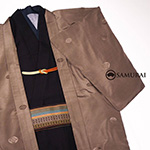 男前シリーズ OTOKOMAE｜SAMURAIの男前シリーズは、日本の伝統を大切にしながら、ヨーロッパの伝統的な紳士服の織りや柄も巧みに取り入れた、新時代の男前を彩るきものです。｜英国ヘリンボーンENGLISH HERRINGBONE｜ヘリンボーンは英国伝統の織り柄として紳士服の定番。日本では、杉綾織りと言われます。ヨーロッパトラッドならではのスーツライクな存在感。御召よりも柔らかな風合いをお楽しみください。｜商品内容：きもの+仕立て代｜※こちらの反物で羽織りの仕立ても可能です。｜男きもの専門店 銀座SAMURAI｜男の着物｜